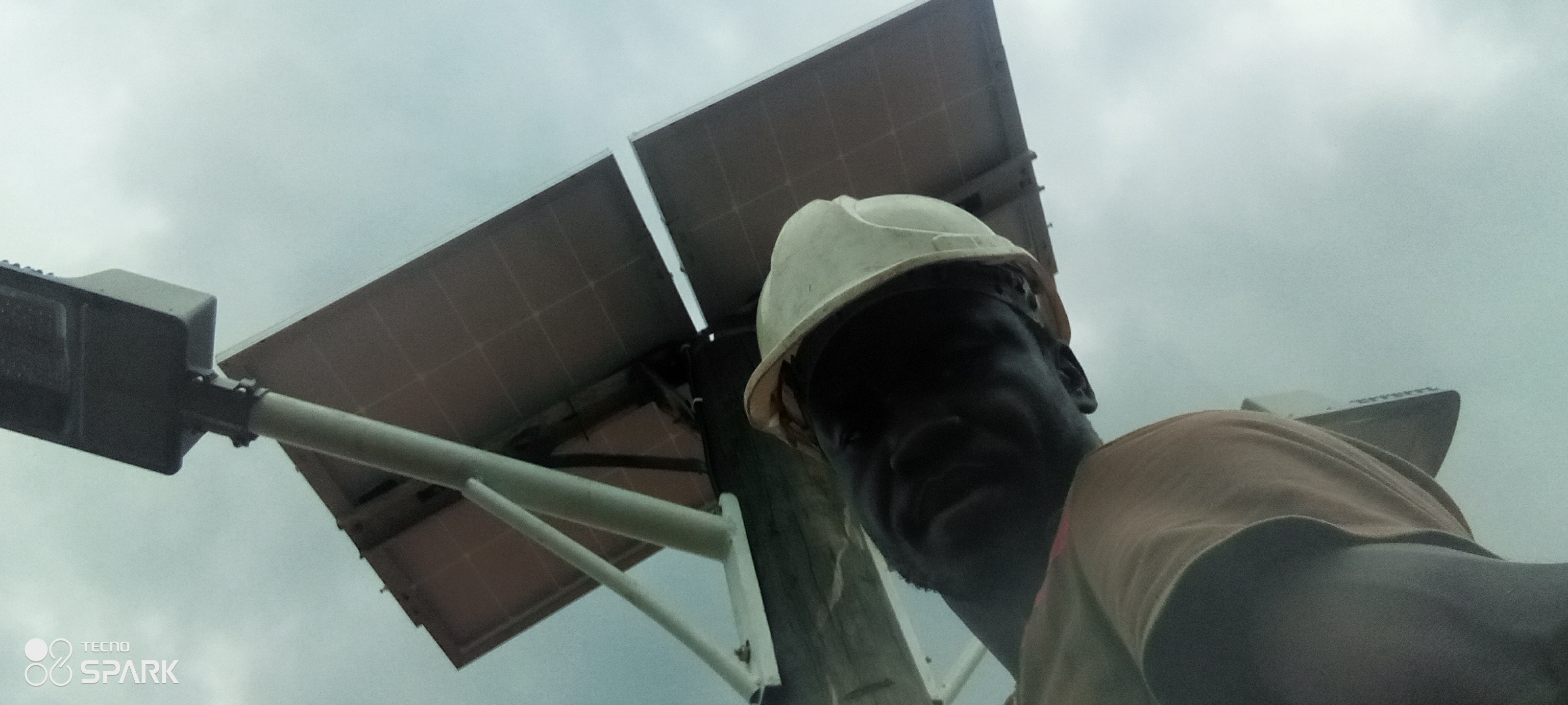 INSTALLATION LAMPADAIRES SOLAIRES