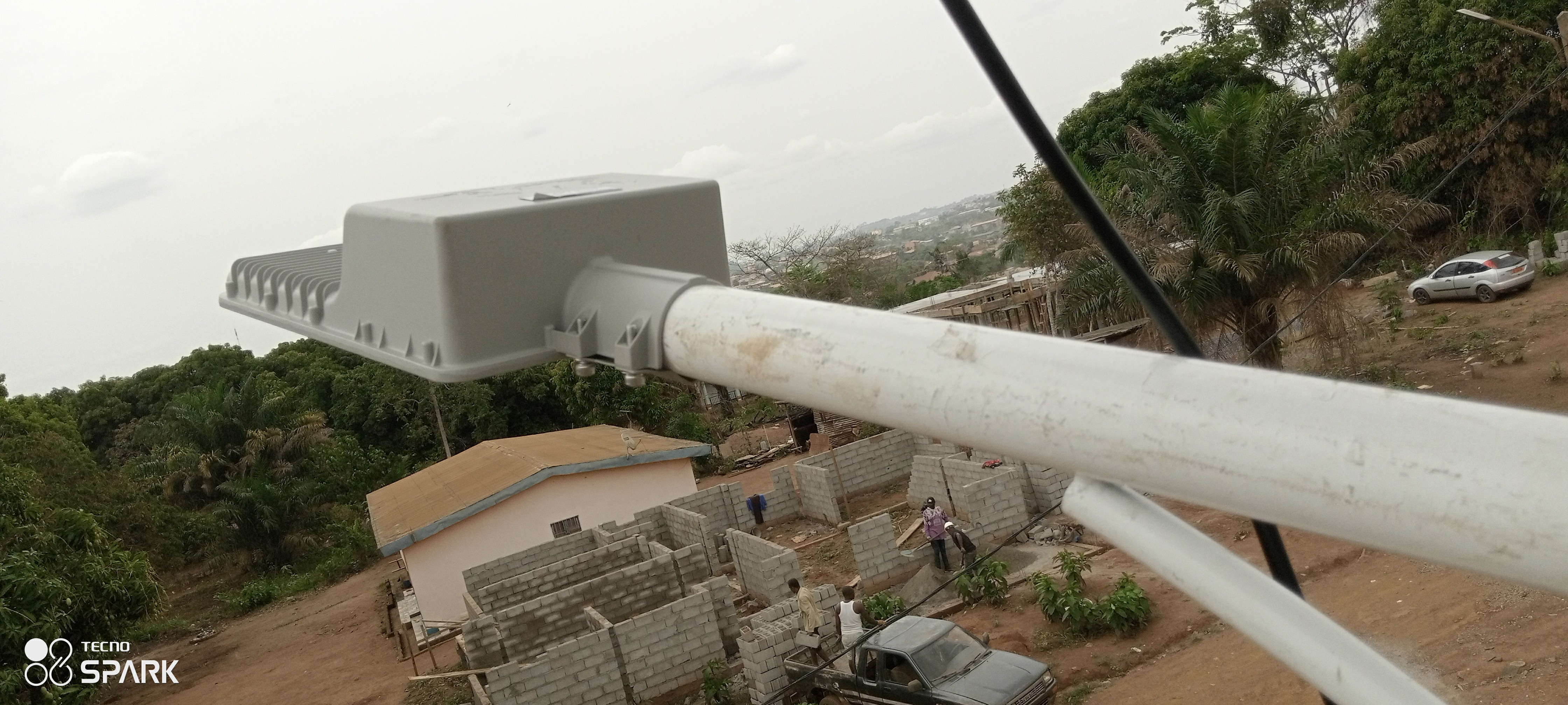 INSTALLATION LAMPADAIRES SOLAIRES